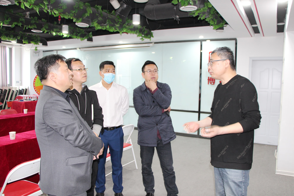 河南省紡織建筑設(shè)計院李鵬飛院長一行五人蒞臨博容參觀考察